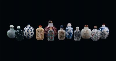 Collezione di Dodici Snuff Bottle in Vetro e Porcellana, Cina, Dinastia Qing, Inizio XX Secolo