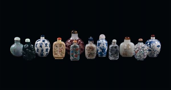 Collezione di dodici snuff bottle in vetro e porcellana, Cina, Dinastia Qing, inizio XX secolo
