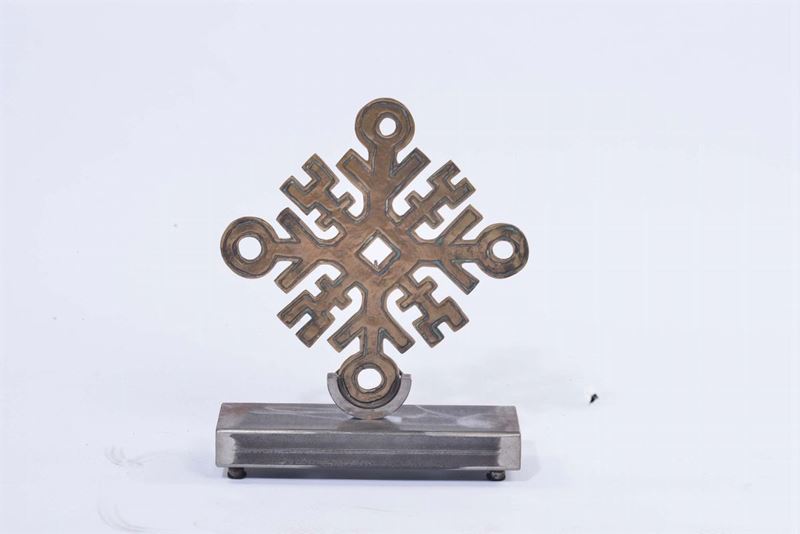 Piccola scultura in bronzo con base in metallo, Pomodoro  - Asta Arti Decorative del XX secolo - I - Cambi Casa d'Aste