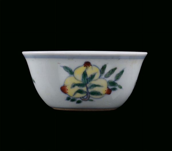 Small polychrome porcelain cup with naturalistic decoration, China, Qing Dynasty, Qianlong Period (1736-1795) post marked Chenghua under the base, diameter cm 8, h cm 4
