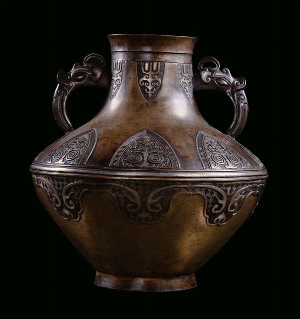 Grande vaso in bronzo di forma arcaica con anse zoomorfe, Cina, Dinastia Qing, Periodo Qianlong, (1736-1795)