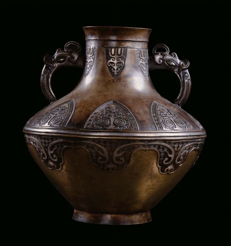 Grande vaso in bronzo di forma arcaica con anse zoomorfe, Cina, Dinastia Qing, Periodo Qianlong, (1736-1795)  - Asta Fine Chinese Works of Art - Cambi Casa d'Aste