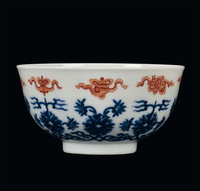 Ciotolina in Porcellana con Decoro Vegetale in Blu e con Simboli Taoisti in Rosso, Cina, Dinastia...