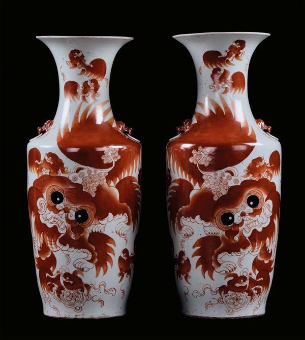 Coppia di vasi  in porcellana raffiguranti cani di pho in monocromia rossa, Cina, Dinastia Qing, XX secolo