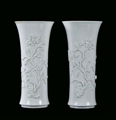 Coppia di Vasi a Tromba in Porcellana Blanc De Chine Dehua con Decorazione a Rami a Fiori di Loto...