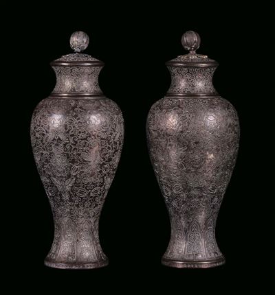 Coppia di Vasi con Coperchi in Rame Argentato con Decorazione Incisa Milleflore , Cina, Dinastia ...