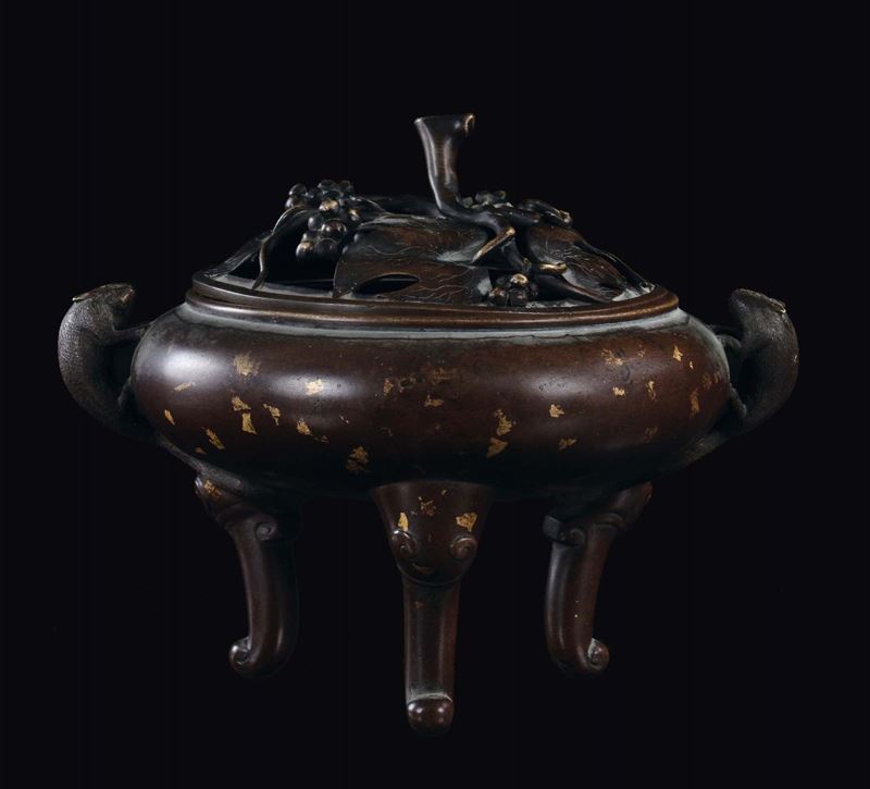 Bronze censer with gold strokes, China, Qing Dynasty, 18th century. Leaning on three legs in the shape of an elephant trunk, handles in the shape of rodents, fretworked cover with vine stocks, diameter cm 25x20x21  - Auction Fine Chinese Works of Art - Cambi Casa d'Aste