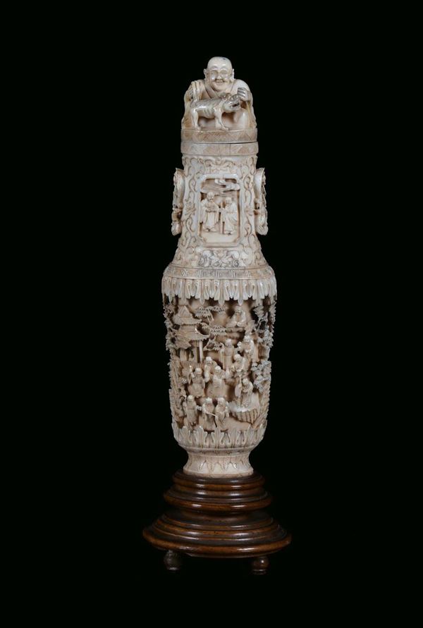 Vaso in avorio riccamente scolpito con figure, Cina,  Canton, XIX secolo
