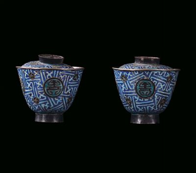 Coppia di Piccole Tazzine da The con Coperchi in Argento e Smalto con Ideogrammi, Cina, Dinastia ...