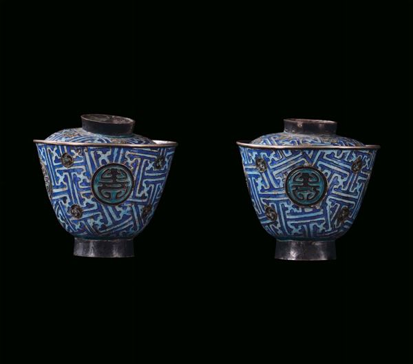 Coppia di piccole tazzine da the con coperchi in argento e smalto con ideogrammi,  Cina, Dinastia Qing, XIX secolo