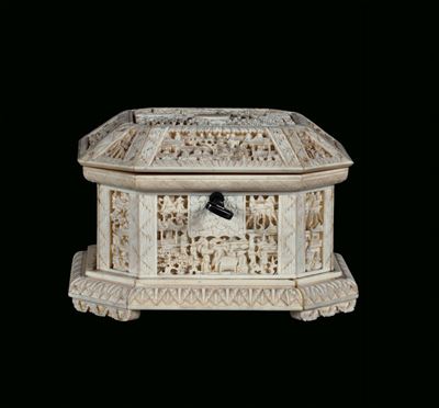 Cofanetto in Avorio Intagliato con Figurine, Cina, Canton, Dinastia Qing, XIX Secolo