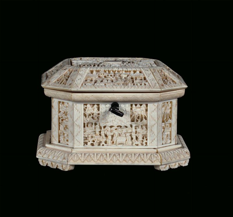 Ivory casket carved with small figures, China, Canton, Qing Dynasty, 19th century cm 14x12x9,5  - Auction Fine Chinese Works of Art - Cambi Casa d'Aste
