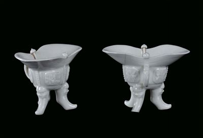 Due Coppette in Porcellana Blanc De Chine di Forma Arcaica, Cina, Dehua, Dinastia Qing, Epoca Kan...