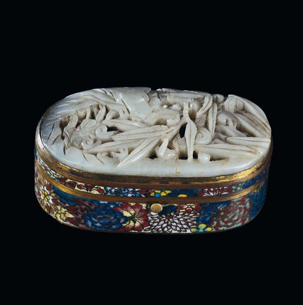 Scatolina rettangolare in smalto cloisonnè e giada traforata, Cina, Dinastia Qing, XIX secolo