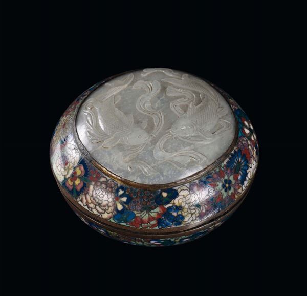 Round cloisonné enamel and white jade on the cover box decorated with carps, China, Qing Dynasty, 19th century diameter cm 8, h cm 5