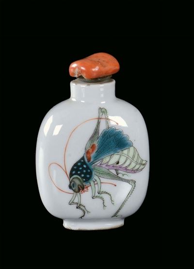Snuff Bottle in Porcellana Decorata con Grillo, Dinastia Qing, Xixsecolo