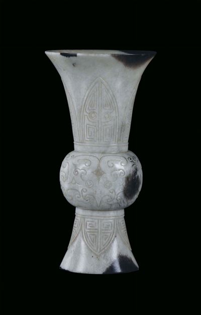 Vaso in Giada Bianca e Russet di Forma Arcaica, Cina, Periodo Reppublica, XX Secolo
