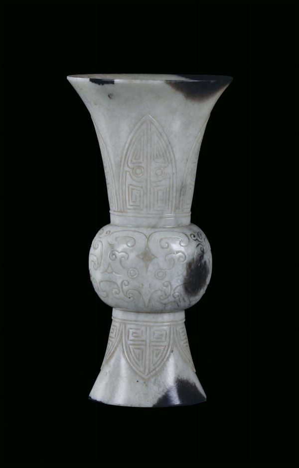 Vaso in giada  bianca e russet di forma arcaica, Cina, Periodo Reppublica, XX secolo