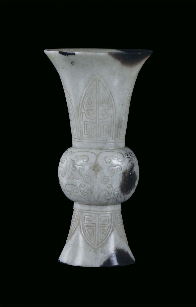White and russet jade vase in archaic shape, China, Republican Period, 20th century h cm 16,5  - Auction Fine Chinese Works of Art - Cambi Casa d'Aste
