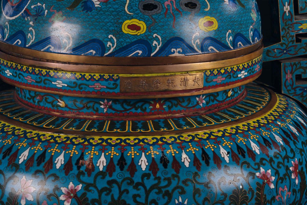 Monumentale Censer in Bronzo Dorato e Smalti Cloisonné, Cina, Dinastia Qing, XIX Secolo
