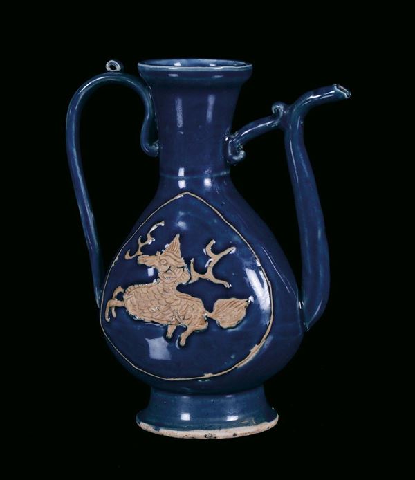 Versatoio in porcellana a fondo blu con animale stilizzato, Cina, Dinastia Ming, Epoca Wanli (1573-16 [..]