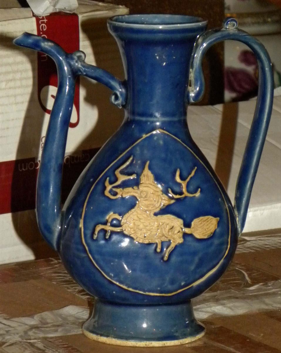 Versatoio in Porcellana a Fondo Blu con Animale Stilizzato, Cina, Dinastia Ming, Epoca Wanli (157...