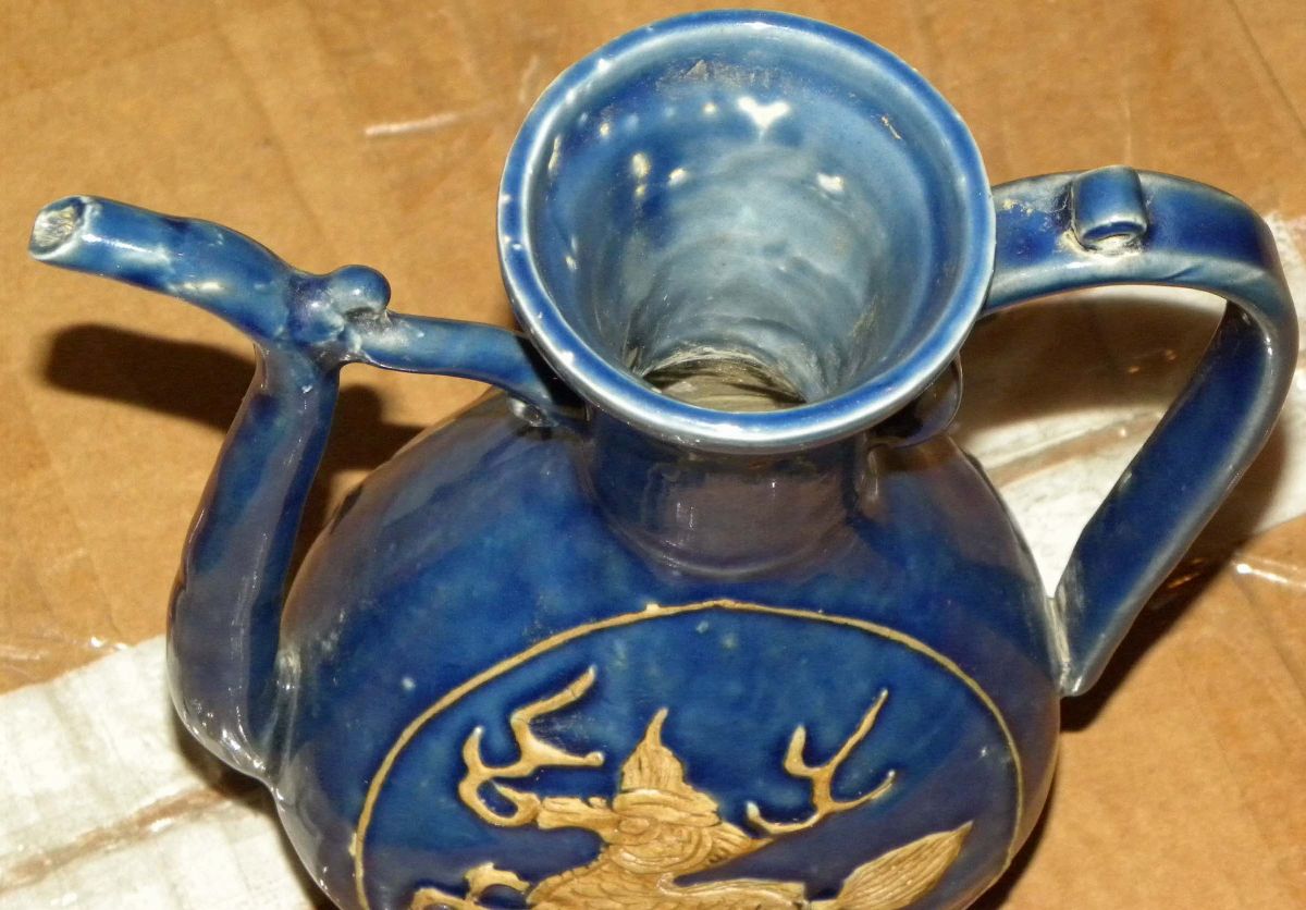 Versatoio in Porcellana a Fondo Blu con Animale Stilizzato, Cina, Dinastia Ming, Epoca Wanli (157...