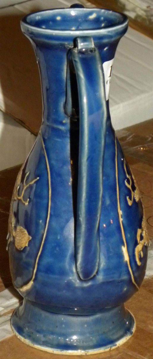 Versatoio in Porcellana a Fondo Blu con Animale Stilizzato, Cina, Dinastia Ming, Epoca Wanli (157...