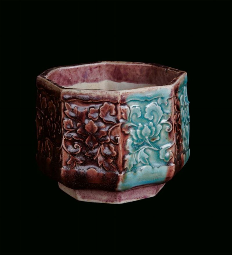Vasetto ottagonale in grès con smalti verde e bruno, Cina, Dinastia Ming, XVI secolo  - Asta Asta a Tempo 2-2014 - Cambi Casa d'Aste