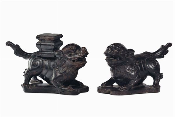 Due cani di Pho in legno homu scolpito, Cina, Dinastia Qing,Epoca Qianlong (1736-1795)