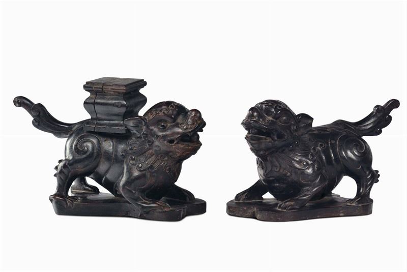 Due cani di Pho in legno homu scolpito, Cina, Dinastia Qing,Epoca Qianlong (1736-1795)  - Asta Fine Chinese Works of Art - Cambi Casa d'Aste