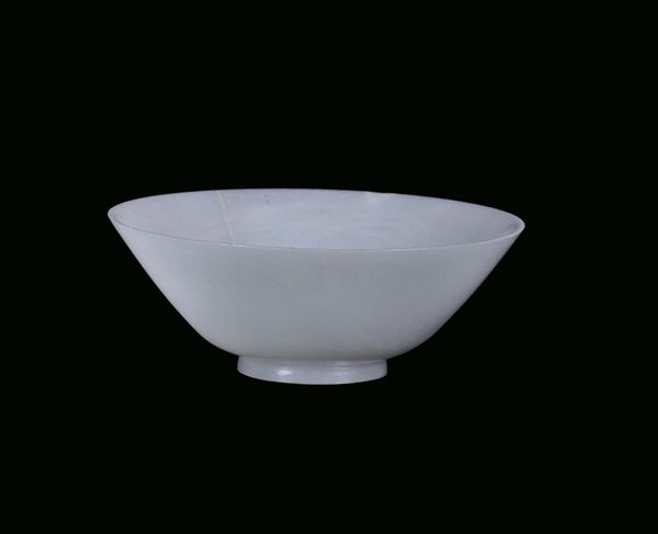 Small white jade cup, China, Qing Dynasty, 19th century diameter 11