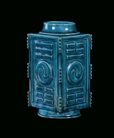 Vaso Turchese in Porcellana a Sezione Quadrata con Simboli Taoisti, Cina, Dinastia Qing, Fine XVI...