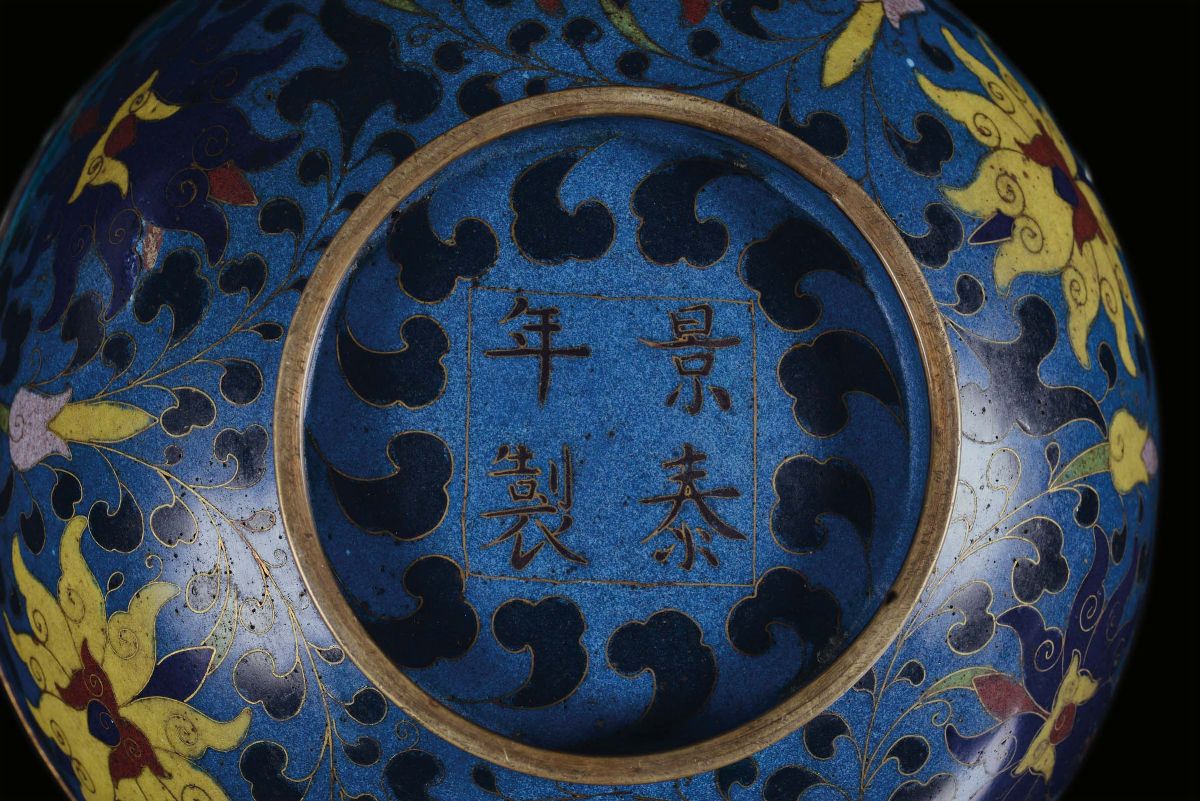 Coppa Cloisonnè con Decoro a Fiori Policromi su Fondo Azzurro, Cina, Dinastia Qing, XVIII Secolo
