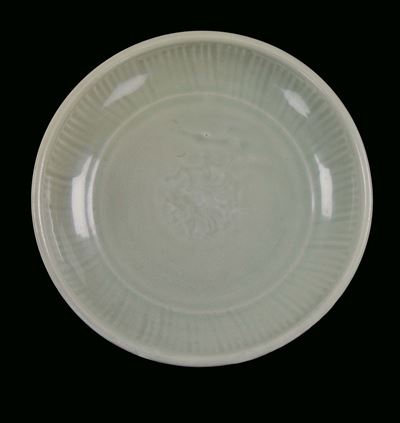 Piatto in Porcellana Celadon Longquan con Decorazione Incisa, Cina, Dinastia Ming, XVII Secolo