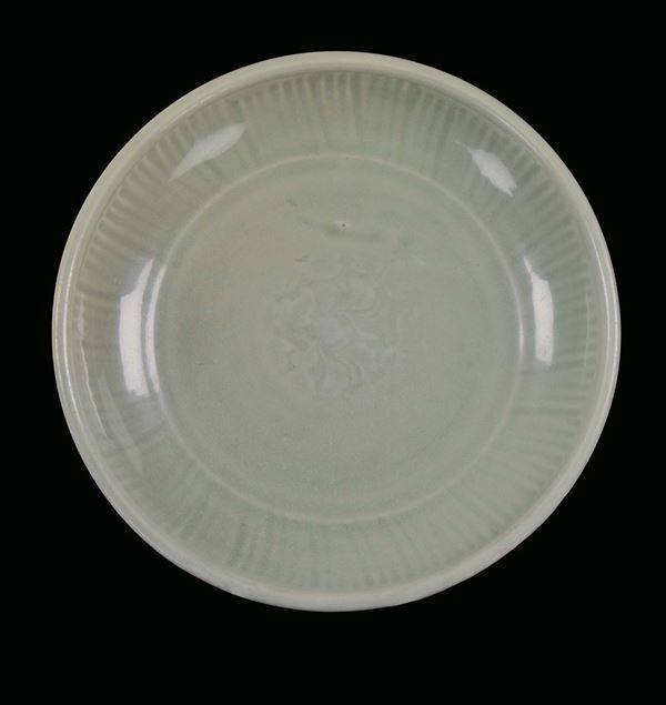 Longquan Celadon porcelain plate with carved decoration, China, Ming Dynasty, 17thcentury diameter cm 27