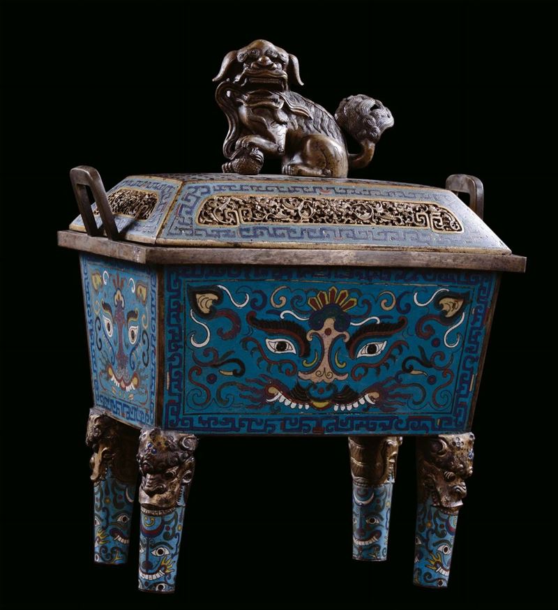 Gilt bronze cloisonné incense burner with Pho dog handle, China, Qing Dynasty, Qianlong Period (1736-1795), cm 34x24x44 (base of a later period)  - Auction Fine Chinese Works of Art - Cambi Casa d'Aste