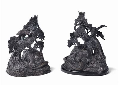Coppia di Bronzi Raffiguranti Rapaci e Serpenti su Tronco, Base in Legno, Giappone, XIX Secolo