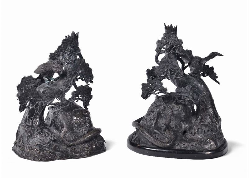 Pair of bronze representing two raptors and two snakes on trunk, wooden base, Japan, 19th century, cm 22x17x28  - Auction Fine Chinese Works of Art - Cambi Casa d'Aste