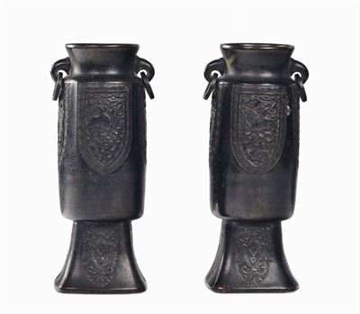 Due Vasetti in Bronzo con Motivi Arcaici. Cina, Dinastia Ming, XVII Secolo