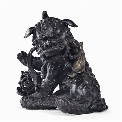 Incensiere a Forma Cane di Pho con il Suo Cucciolo in Bronzo a Patina Scura, Cina, Dinastia Ming,...