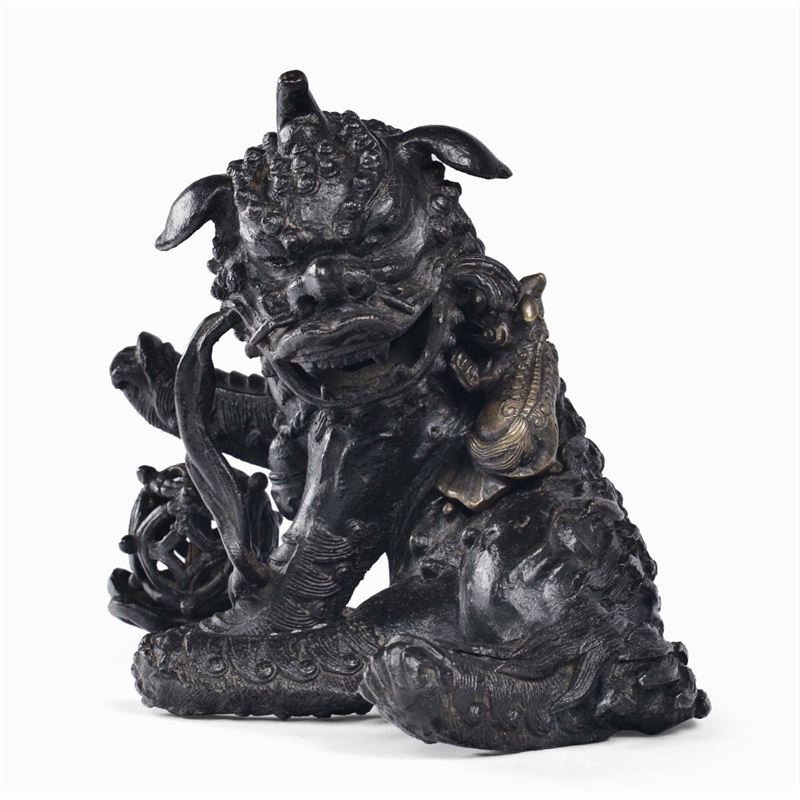 Incensiere a forma  cane di Pho con il suo cucciolo  in bronzo a patina scura, Cina, Dinastia Ming, XVI secolo  - Asta Fine Chinese Works of Art - Cambi Casa d'Aste