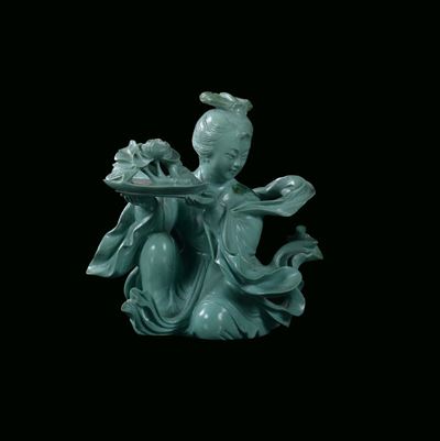 Piccola Figura Femminile Inginocchiata in Lapislazzuli, Cina, Dinastia Qing, XIX Secolo