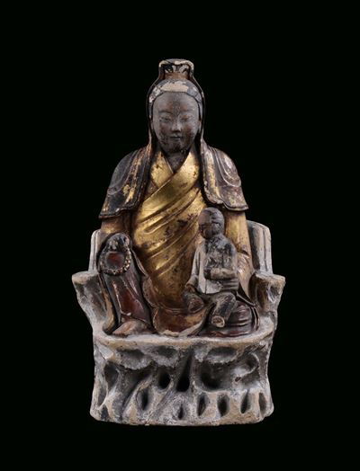 Guanyin in Terracotta Policroma e Lumeggiata in Oro. Cina, Dinastia Ming, XVII Secolo