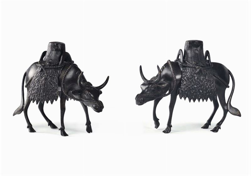 Pair of dark coat bronze buffalos, China, Qing Dynasty, end 18th century, cm 20x9x16  - Auction Fine Chinese Works of Art - Cambi Casa d'Aste