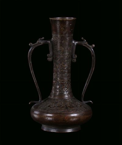 Raro Vaso a Due Manici in Bronzo con Decoro Arcaico, Cina, Periodo Kang, Marchio Apocrifo Xuande,...