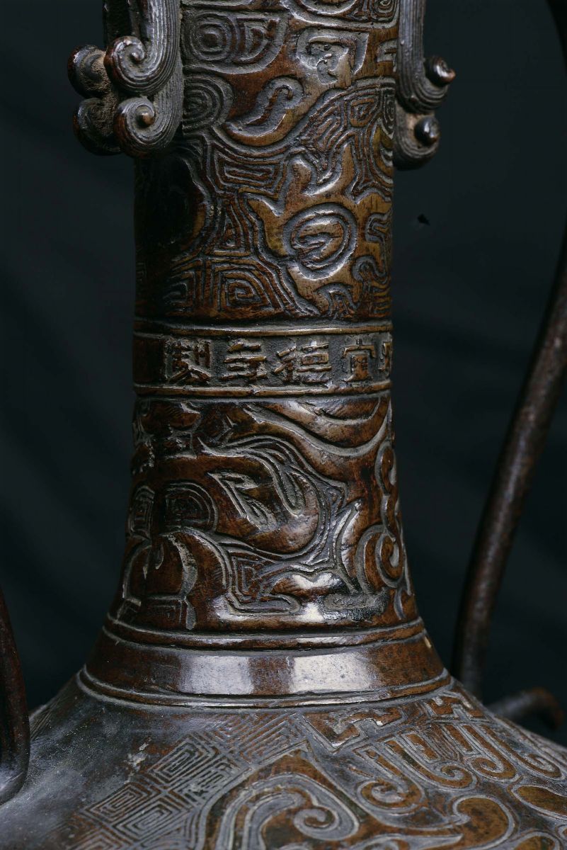 Raro Vaso a Due Manici in Bronzo con Decoro Arcaico, Cina, Periodo Kang, Marchio Apocrifo Xuande,...