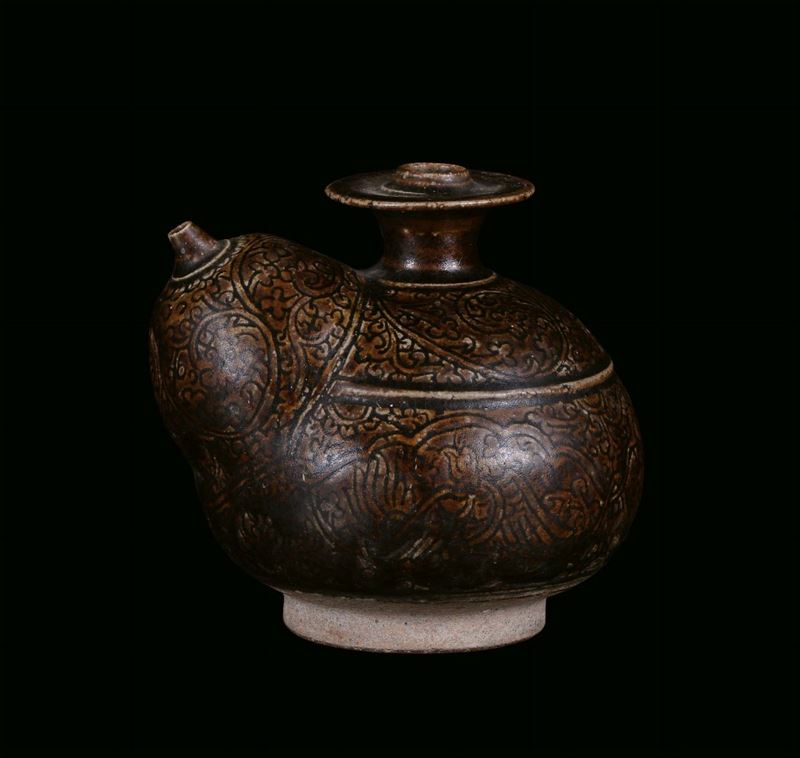 Stoneware Guandi with vegetable decor on brown background, China, Song Dynasty (960-1279) h cm 12  - Auction Fine Chinese Works of Art - Cambi Casa d'Aste