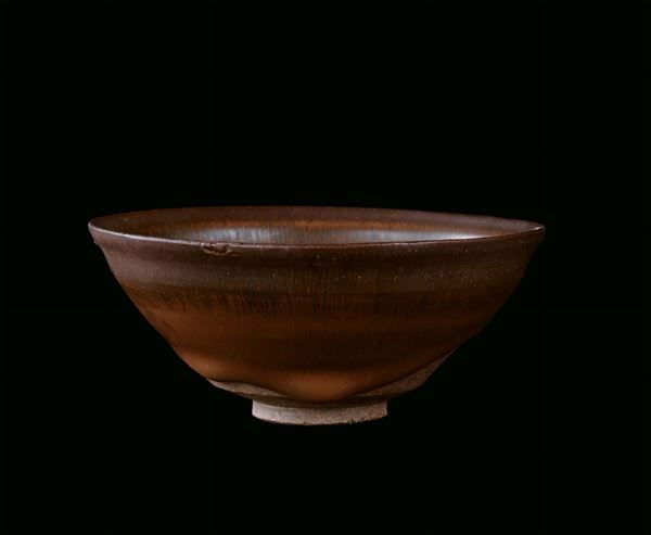Small cup with iridescent brown background, China, Song Dynasty  ( 960-1279) diameter cm 12, h cm 5