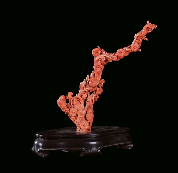 Red coral branch sculpted with naturalistic subject, China, Qing Dynasty, beginning 19th century h cm 20 (without base)